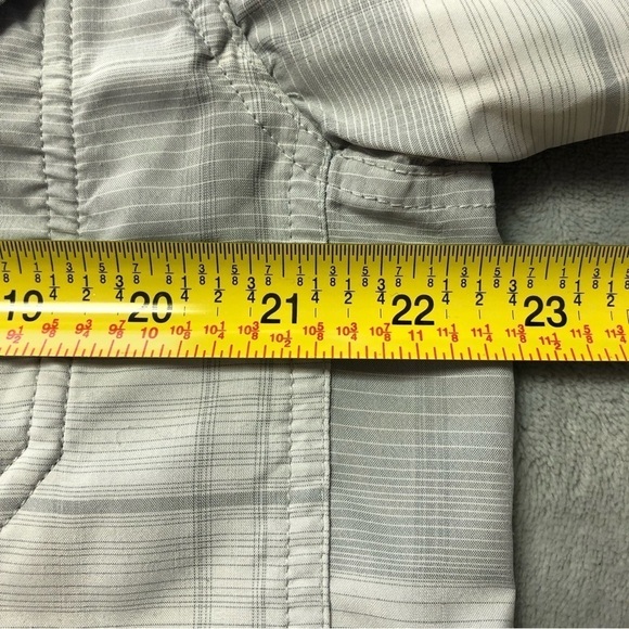 Avia Light Grey Short Sleeve Button Down Top Size Medium - Picture 9 of 11